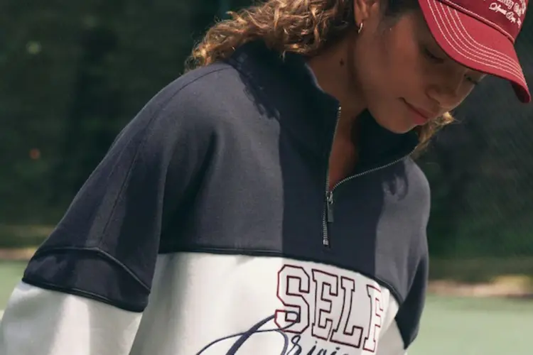 Kenapa Quarter-Zip Sweater Nggak Pernah Mati? Dari Lapangan Rugby Hingga Film Ikonik