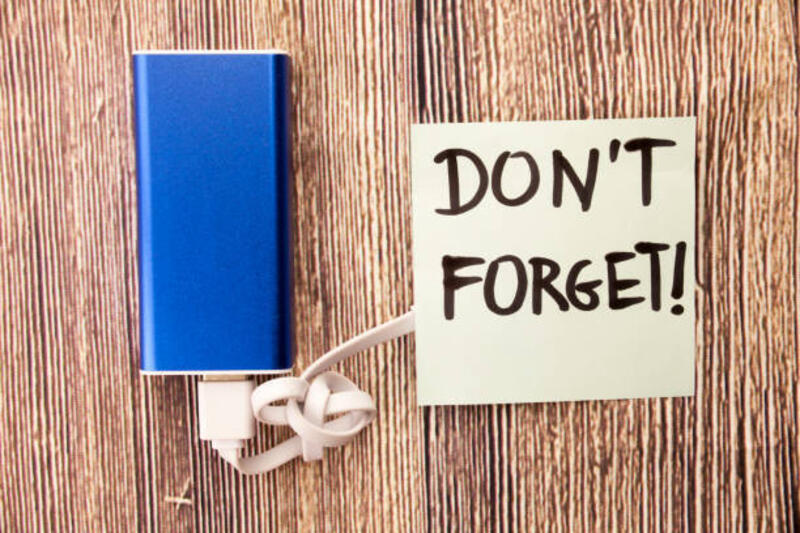 bank-energi-berwarna-biru-bersama-dengan-kabel-usb-dan-catatan-peringatan-dont-forget-hadir-ada.jpg (612×408)