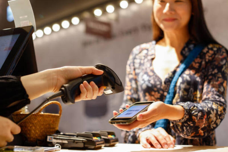 wanita check out dengan pembayaran digital di konter - barcode scanner potret stok, foto, & gambar bebas royalti