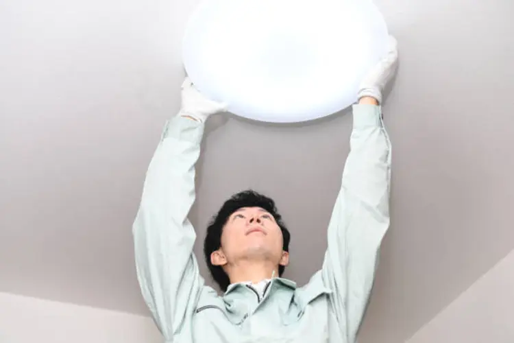Trik Pasang Lampu LED Plafon Sendiri Tanpa Tukang, Mudah Kok!