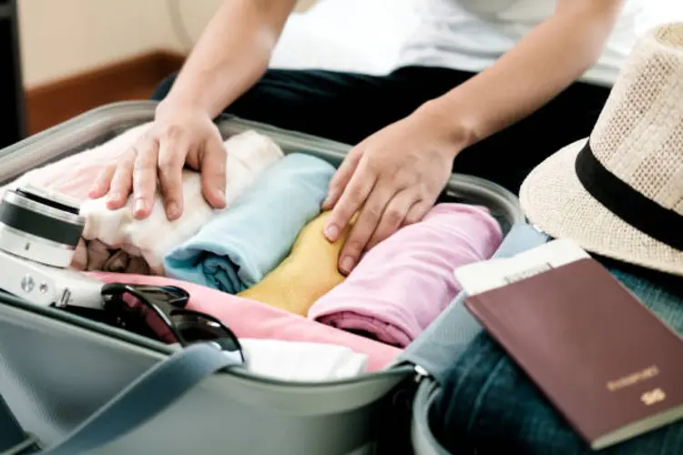 5 Tips Packing Baju Agar Tidak Mudah Kusut Saat Traveling