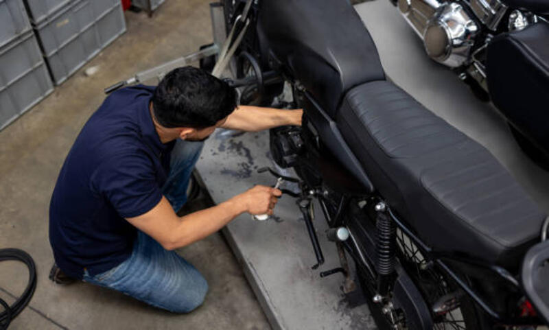 insinyur memperbaiki sepeda motor di bengkel mobil - motorcycle retro mechanic potret stok, foto, &amp; gambar bebas royalti