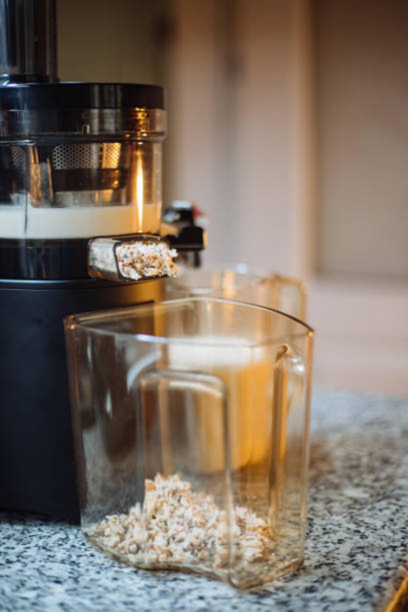 wanita membuat susu almond buatan rumah - slow juicer potret stok, foto, &amp; gambar bebas royalti