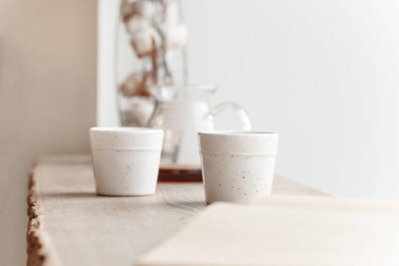 Secangkir kopi, cabang pohon, ambang jendela kayu