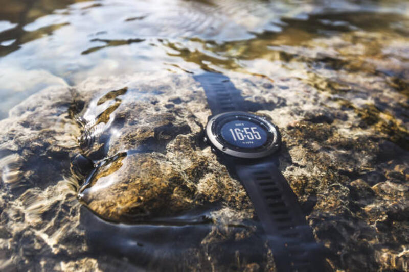 olahraga tahan air mengawasi bawah air. pelacak kebugaran untuk berenang - waterproof watch potret stok, foto, &amp; gambar bebas royalti