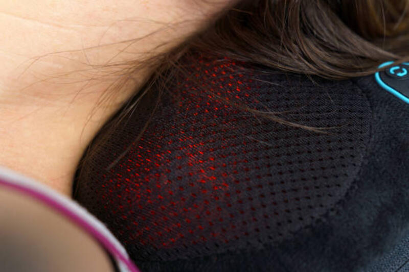 seorang wanita memijat leher dari dekat dengan bantal pijat, tubuh terasa lebih rileks - massage pillow potret stok, foto, &amp; gambar bebas royalti