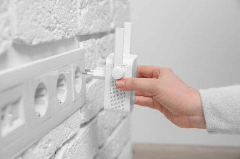 wanita-memasukkan-repeater-wi-fi-nirkabel-ke-soket-listrik-di-dalam-ruangan-closeup.jpg (612×408)