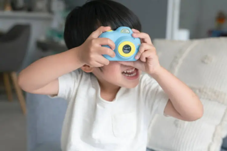 Dear Parents, Begini Cara Mengajari Anak Mengambil Foto dengan Kamera Mini
