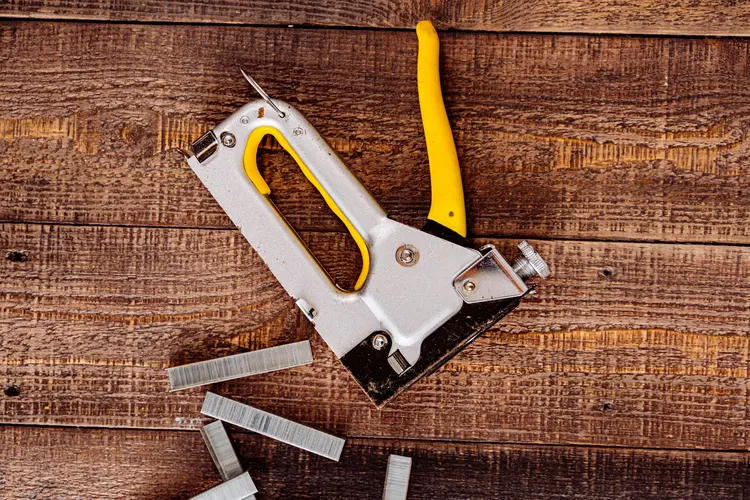 Wajib Punya di Kotak Perkakas! Fungsi Staple Gun untuk Sehari-hari