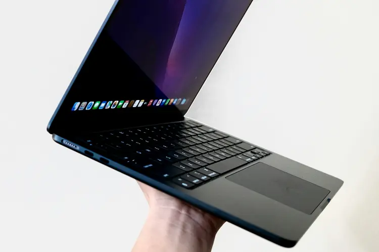 Laptop Slim Emang Keren, Tapi Tahu Nggak Kekurangannya di Koneksi Internet?