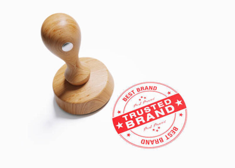 cap merek tepercaya kayu pada latar belakang putih - trusted brand potret stok, foto, & gambar bebas royalti