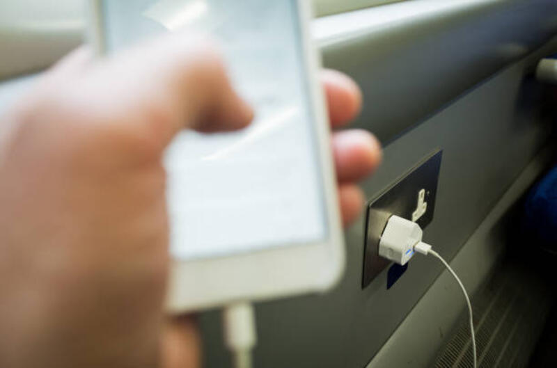 mengisi daya baterai ponsel saat bepergian - travel adaptor potret stok, foto, &amp; gambar bebas royalti