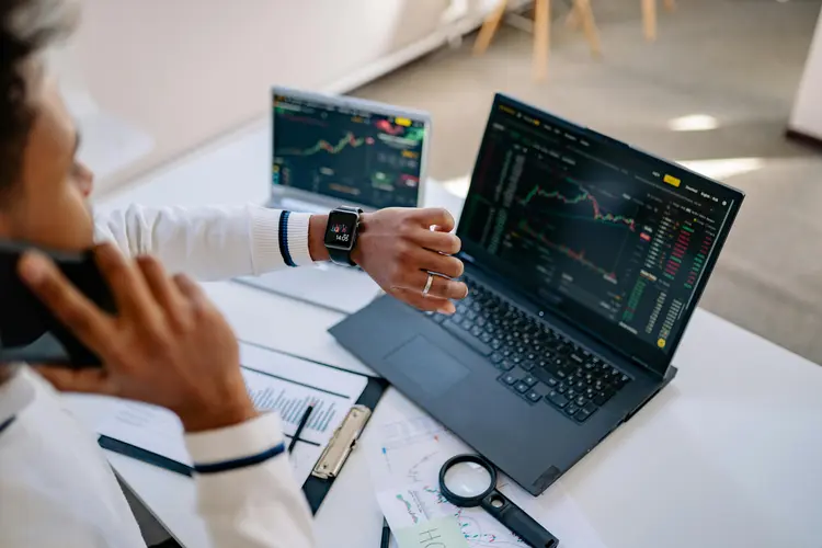 Sistem Notifikasi Cerdas Smartwatch, Bikin Kerja Kantoran Anti Distraksi