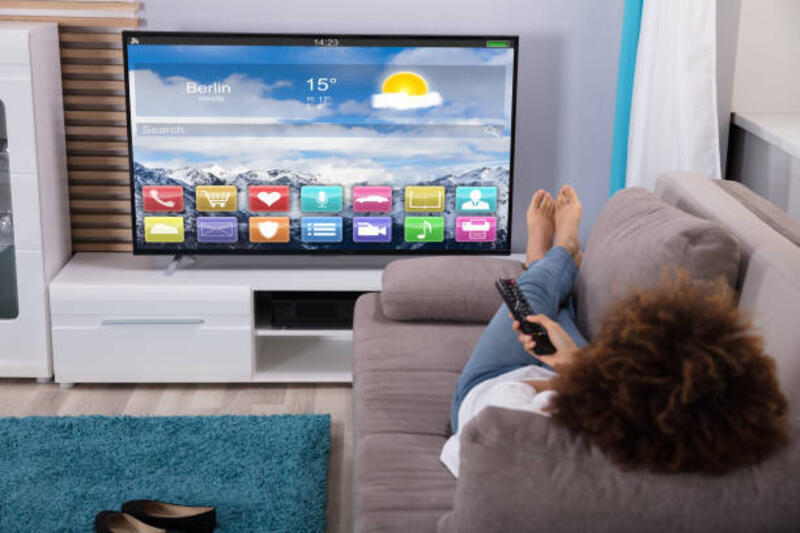 wanita-menonton-televisi-dengan-aplikasi-warna-warni-di-layar.jpg (612×408)