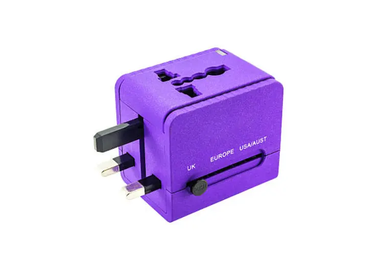 5 Tips Aman Mengisi Gadget di Luar Negeri dengan Travel Adaptor