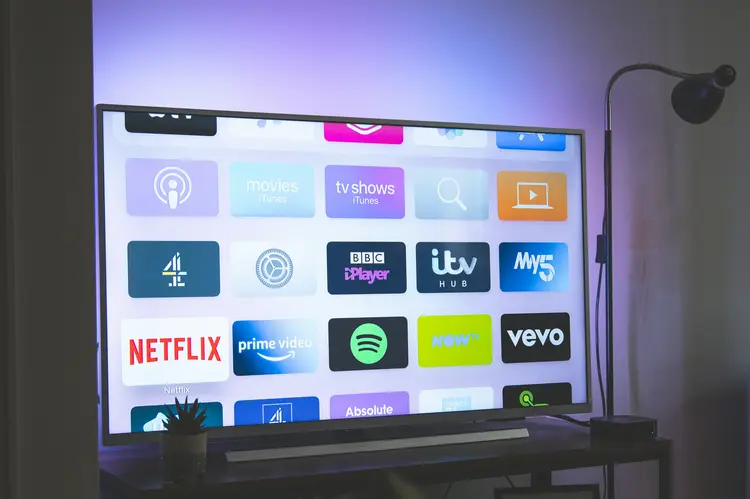 Tinggal di Apartemen Minimalis? Ini 3 TV Compact yang Pas Buat Kamu