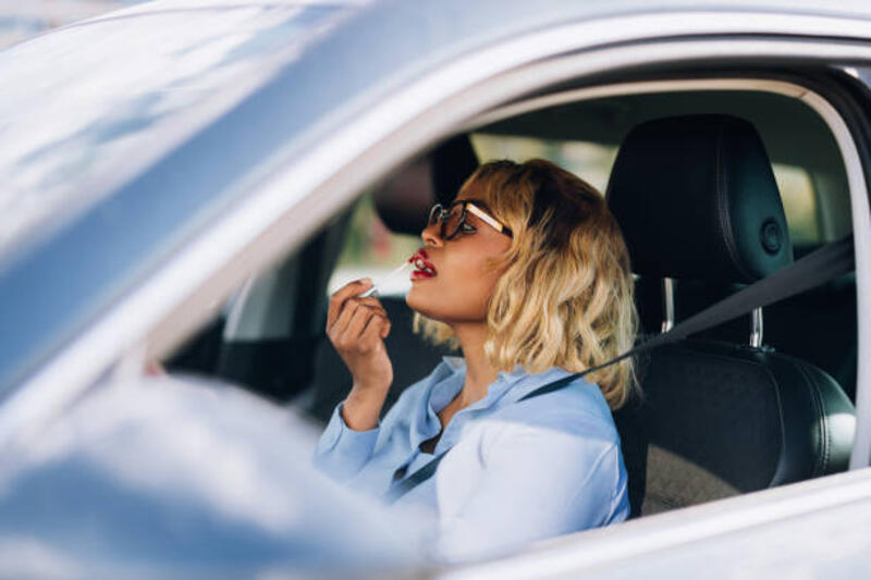 wanita mengoleskan lipstik sambil duduk di dalam mobil - makeup di mobil potret stok, foto, &amp; gambar bebas royalti