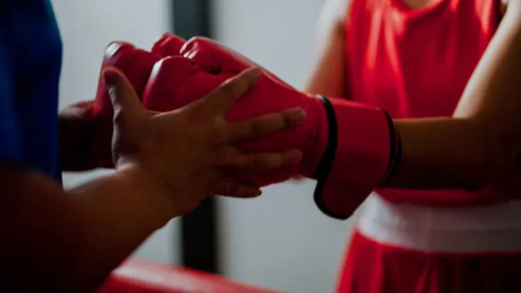 Langkah-langkah Memakai Sarung Tinju dengan Nyaman untuk Pemula