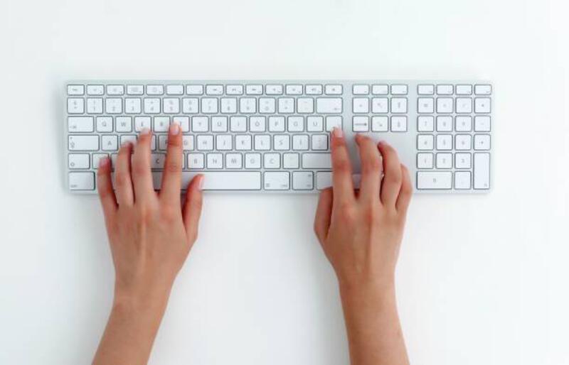 mengetik pada keyboard. - touch typing keyboard potret stok, foto, & gambar bebas royalti