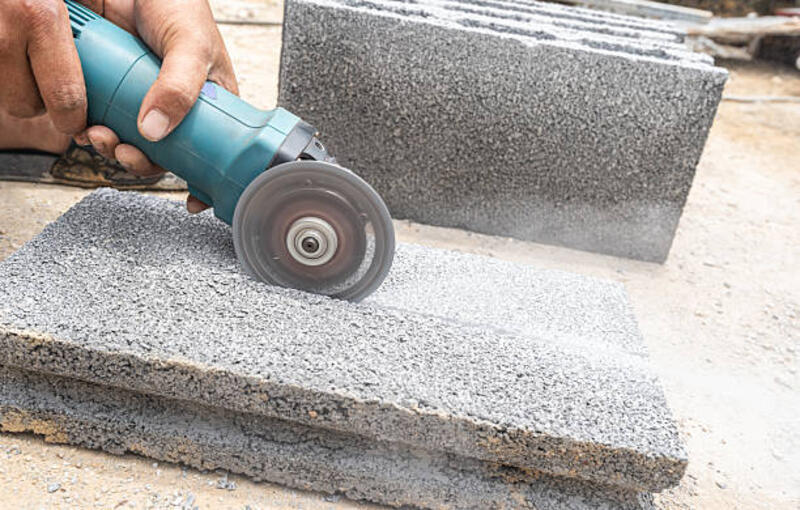 pekerja memotong blok semen, memotong mesin beton melihat peralatan logam pada balok bata - gerinda listrik potret stok, foto, &amp; gambar bebas royalti