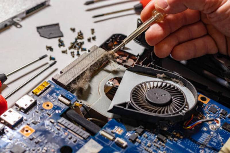 master memperbaiki laptop dari panas berlebih - laptop dust potret stok, foto, & gambar bebas royalti