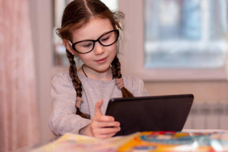 pendidikan-online-pembelajaran-jarak-jauh-gadis-sekolah-dengan-kacamata-mengerjakan-pekerjaan.jpg (612×408)