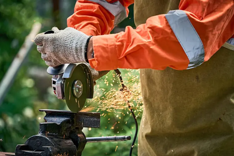 5 Trik Memotong Besi Pakai Mesin Gerinda Tangan agar Hasilnya Halus