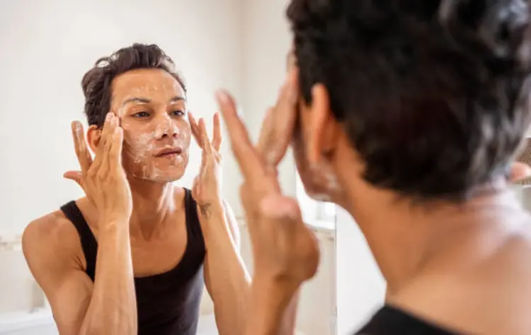 Begini Cara Aman Mengangkat Sel Kulit Mati Sendiri di Rumah