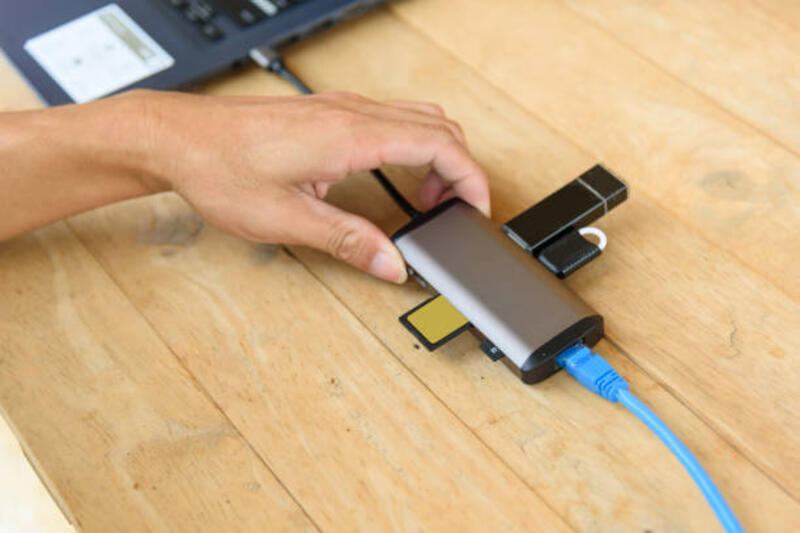 tipe c hub 8 in 1 untuk menghubungkan perangkat apa pun - usb hub potret stok, foto, & gambar bebas royalti