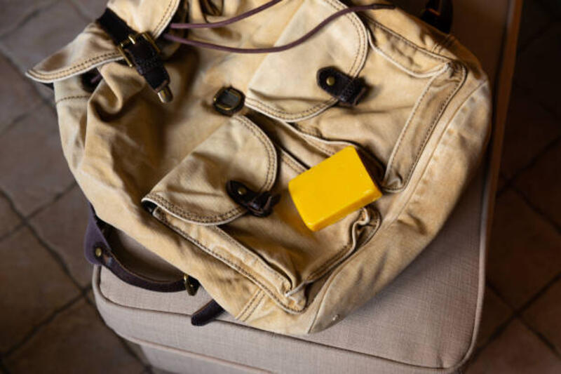 sepotong lilin kuning di ransel. - mencuci tas ransel potret stok, foto, &amp; gambar bebas royalti