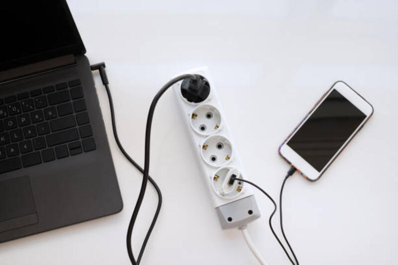 Smartphone dan laptop sedang diisi dayanya