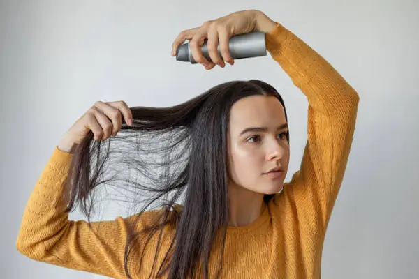 Jangan Sembarangan! Begini Cara Menggunakan Dry Shampoo yang Benar agar Tidak Merusak Rambut