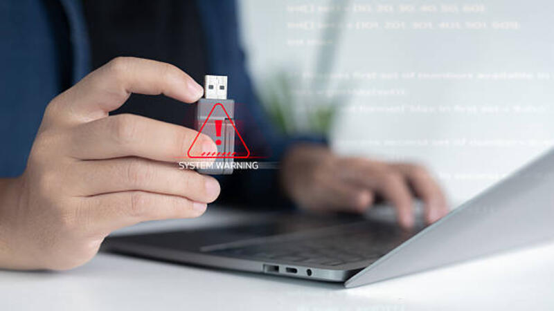 close-up hand plugging usb dengan peringatan sistem, ancaman keamanan siber, risiko infeksi malware, konsep pencegahan pelanggaran data di tempat kerja digital. - flashdisk virus potret stok, foto, &amp; gambar bebas royalti
