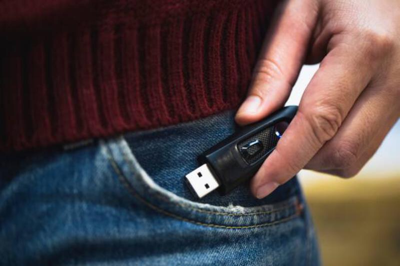 gambar-flash-drive-hitam-dari-celana-jeans.jpg (612×408)