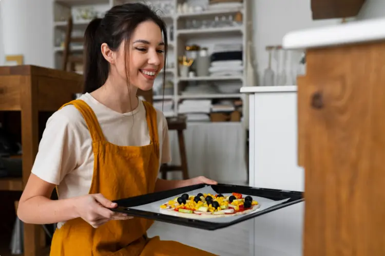 5 Alasan Mengapa Kamu Harus Pakai Apron Saat Berkegiatan di Dapur
