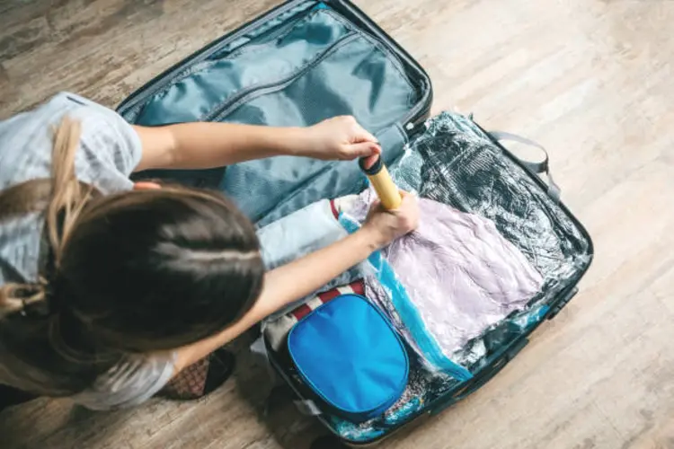 Begini Cara Pakai Vacuum Baju yang Benar, Packing Koper Jadi Rapih!