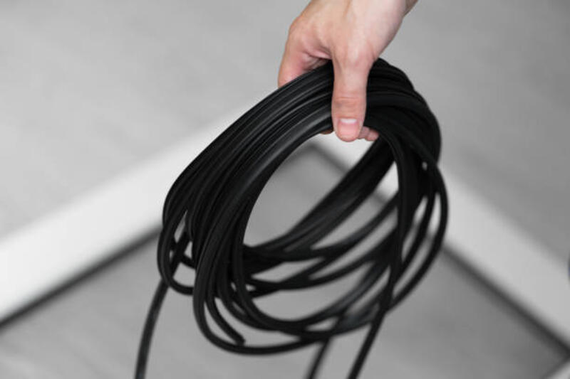 teknisi-perbaikan-dan-pemasangan-jendela-profesional-memegang-gasket-karet-untuk-jendela-pvc.jpg (612×408)