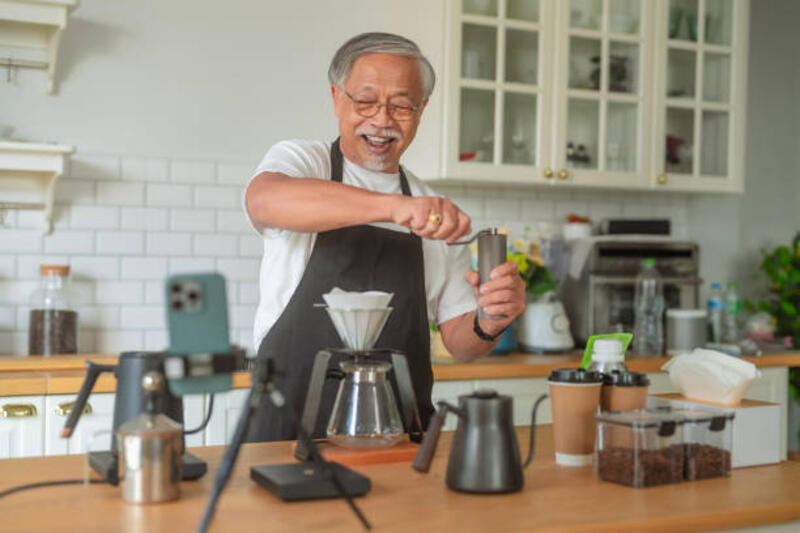 asian-retired-male-man-barista-teaching-to-making-dripping-coffee-online-to-broadcast-for.jpg (612×408)