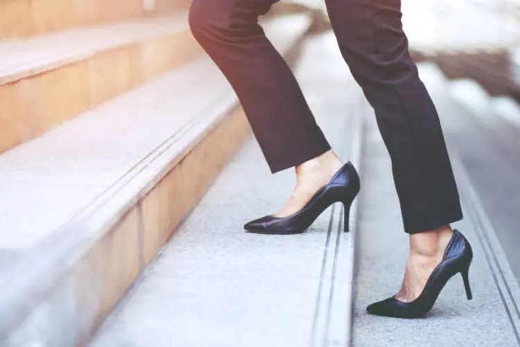 7 Tips Pakai Heels Agar Nyaman dan Tidak Gampang Jatuh, Pemula Wajib Tahu!