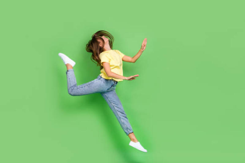 foto panjang penuh wanita funky positif berpakaian nyaman bergaya menikmati hobi waktu ruang kosong terisolasi pada latar belakang warna hijau - stretch denim potret stok, foto, & gambar bebas royalti