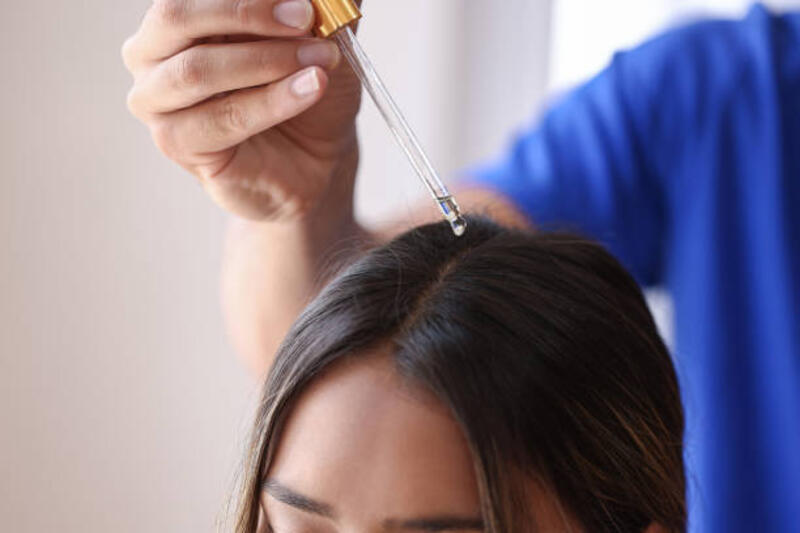 pipet genggam dengan serum - argan oil rambut potret stok, foto, &amp; gambar bebas royalti