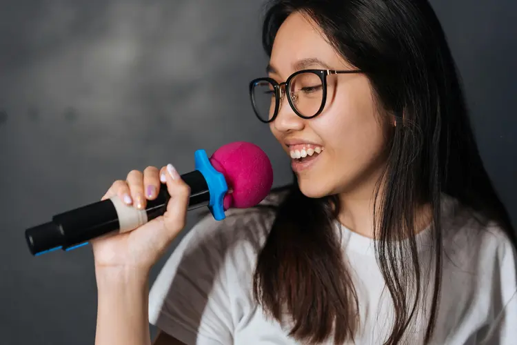 Biar Suara Kamu Makin Mantap, Saatnya Pakai Mic Wireless untuk Karaoke!