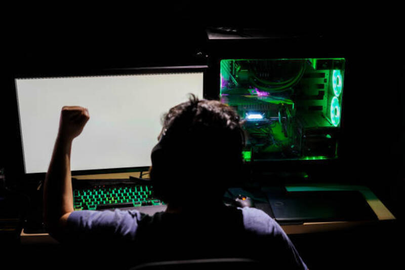 gamer-male-merayakan-memenangkan-e-sports-di-komputer-high-end-hijau.jpg (612×408)