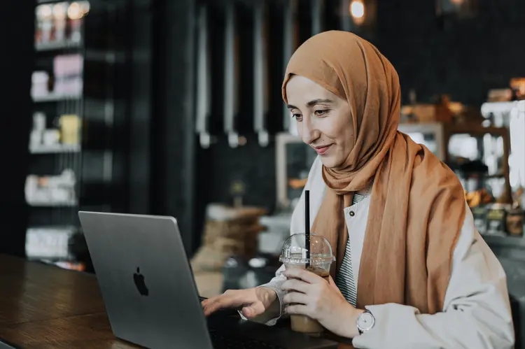 Stop Pakai Sampo Biasa! Ini Alasan Kenapa Wanita Berhijab Butuh Sampo Hijab Khusus