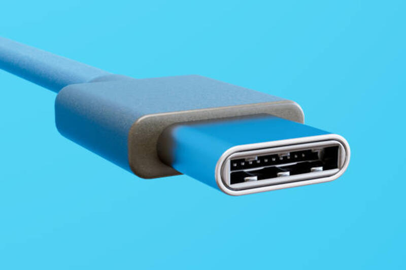 usb-c cable connector - fast charging smartphone potret stok, foto, &amp; gambar bebas royalti