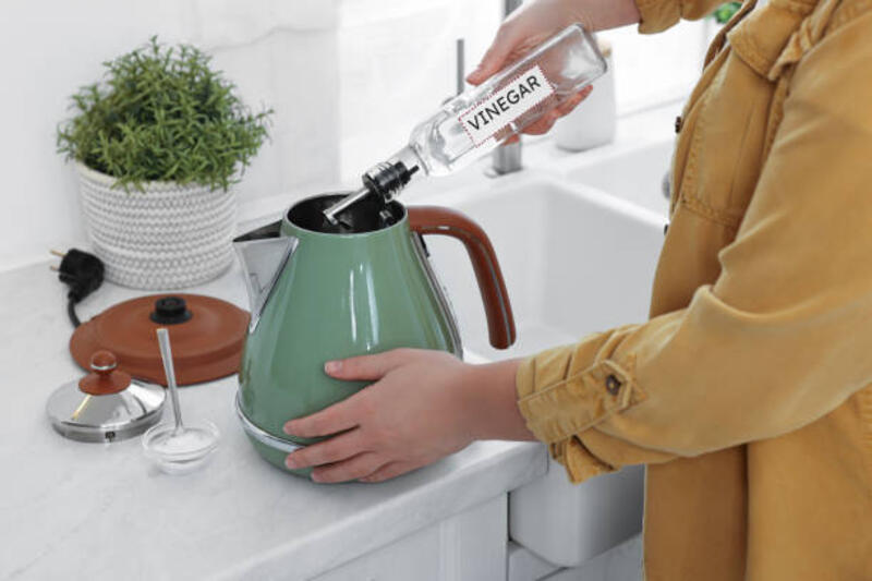 wanita-menuangkan-cuka-dari-botol-ke-dalam-cerek-listrik-di-dapur-closeup.jpg (612×408)