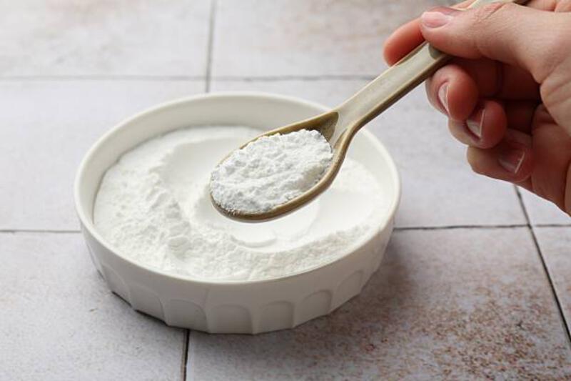 wanita-mengambil-baking-powder-dengan-sendok-dari-mangkuk-di-meja-ubin-ringan-closeup.jpg (612×408)